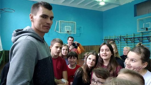 Форвард збірної України провів майстер-клас у рідній школі: фото та відео