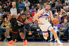 Українці за кордоном: Михайлюк допоміг Юті виграти в матчі НБА